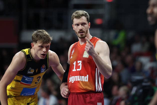 Andreas Obst FC Bayern Basketball, 13 gestures, with Stefan Smith MHP Riesen Ludwigsburg, 03 , GER, FC Bayern Basketball vs MHP Riesen Ludwigsburg, Basketball, easycredit Basketball Bundesliga, 13 Matchday, Season 2025 2026, 14 04 2026, GER, FC Bayern Basketball vs MHP Riesen Ludwigsburg, Basketball, easycredit Basketball Bundesliga, 13 Matchday, Season 2025 2026, 14 04 2026 Munich Copyright: xEibner-Pressefoto JennixMaulx EP_JML