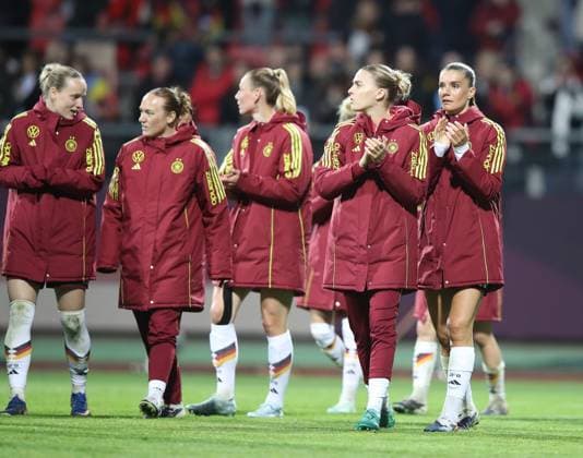 14 04 2026 Soccer womens soccer international match World Cup qualifier qualifying match qualifying match for the 2027 World Cup Germany gg Austria Sportfoto Zink DaMa xdaxmax cheering joy after the end of the match team team of the German national team applauding clapping hands thanking spectators audience fans