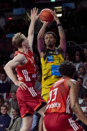 German Basketball Bundesliga BBL , FC Bayern Munich Basketball vs MHP RIESEN Ludwigsburg, Munich FC Bayern Basketball, Ludwigsburg MHP RIESEN, 2026 04 14 in Munich SAP Garden HUGHES Elijah MHP RIESEN Ludwigsburg Small Forward SF Nr7 LUD7 , HOLLATZ Justus FC Bayern Munich Basketball Point Guard PG Nr21 FCBB21 , MCCORMACK David FC Bayern Munich Basketball Center C Nr33 FCBB33 sportworld Munich SAP Garden Bayern Germany