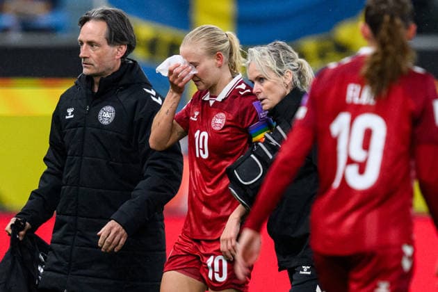 260414 Pernille Harder of Denmark receives medical attention during the FIFA Women s World Cup Qualifier football match between Sweden and Denmark on April 14, 2026 in Gothenburg Photo Carl Sandin BILDBYRAN code CS CS0928 fotboll football soccer fotball vm kval kval fifa womens world cup qualifier qualifier sverige sweden danmark denmark dam bbeng women kvinner  Copyright: CARLxSANDIN BB260414CS028