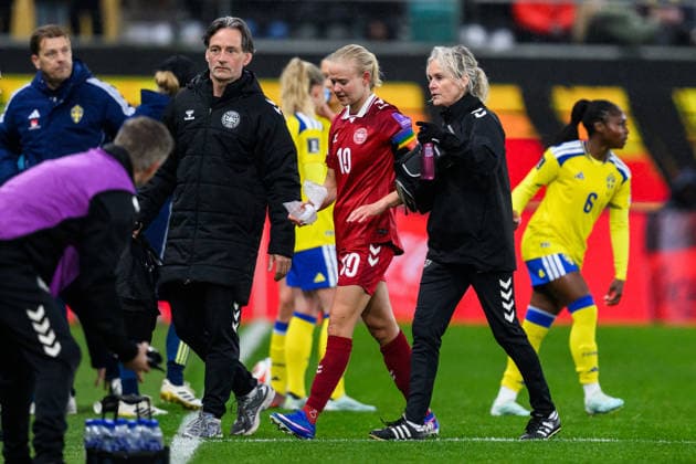 260414 Pernille Harder of Denmark receives medical attention during the FIFA Women s World Cup Qualifier football match between Sweden and Denmark on April 14, 2026 in Gothenburg Photo Carl Sandin BILDBYRAN code CS CS0928 fotboll football soccer fotball vm kval kval fifa womens world cup qualifier qualifier sverige sweden danmark denmark dam bbeng women kvinner  Copyright: CARLxSANDIN BB260414CS030
