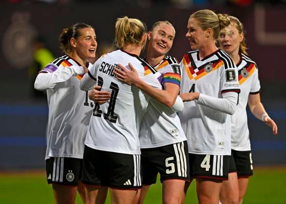 14 04 2026, World Cup Qualification Europe, Women 2026, Matchday 3, Germany Austria, at Max Morlock Stadium Nuremberg, f l Carlotta Wamser Germany , Lea Schüller Germany , Janina Minge Germany , Rebecca Knaak Germany and Sjoeke Nüsken Germany cheering