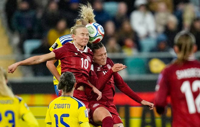 GOTHENBURG, SWEDEN 20260414 Denmark s Pernille Harder and Cecilie Floe in a head to head battle with Sweden s Elma Junttila Nelhage during Tuesday s soccer match in the World Cup qualifier between Sweden and Denmark at Gamla Ullevi in Gothenburg GÖTEBORG SWEDEN x9200x  Copyright: xBjörnxLarssonxRosvall TTx WORLD CUP QUALIFYING SWEDEN-DENMARK