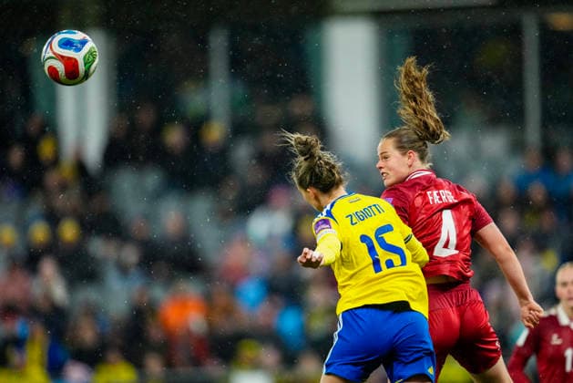 GOTHENBURG, SWEDEN 20260414 Sweden s Julia Zigiotti Olme and Denmark s Emma Skou Faerge in a header duel during Tuesday s World Cup qualifying soccer match between Sweden and Denmark at Gamla Ullevi in Gothenburg GÖTEBORG SWEDEN x9200x  Copyright: xBjörnxLarssonxRosvall TTx WORLD CUP QUALIFYING SWEDEN-DENMARK