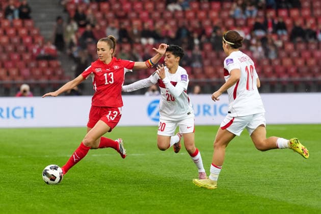 Lia Waelti 13 (Switzerland) works against Elif Keskin 20 (Turkiye) during Women s Qualifiers - Switzerland vs Turkey , FIFA World Cup, WM, Weltmeisterschaft, Fussball match in Zurich, Switzerland, April 14 2026  Copyright: xScottxColeman IPAxSportx xipa-agency.netx xx IPA_73961786 IPA_Agency_IPA73961786