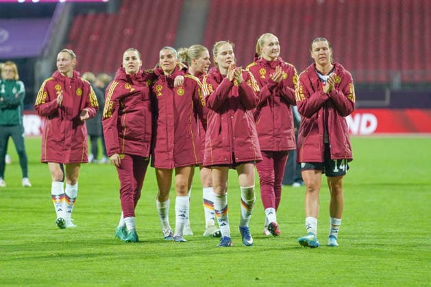 The German players Laura Freigang 10 Germany , Selina Cerci 15 Germany , Sjoeke Nüsken 9 Germany , Larissa Mühlhaus 14 Germany thank the fans after the international match between Germany Austria on 14 04 2026 in Nuremberg Nuremberg Max Morlock Stadium Bavaria Germany