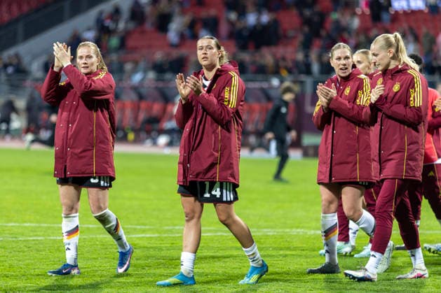 GER, nuremburg, football, womens football, womens world cup qualifiers, matchday 3, Germany vs. Austria in picture f.l.: Sjoeke Nuesken (Germany 09), Larissa Muehlhaus (Germany 14), with applause for the fans after the match 14.04.2026, Max-Morlock Stadium Nuremberg DFB REGULATIONS PROHIBIT ANY USE OF PHOTOGRAPHS AS IMAGE SEQUENCES AND OR QUASI-VIDEO, Nuremberg Max-Morlock Stadium Bavaria Germany Copyright: xPaulxFritzx