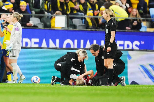 GOTHENBURG, SWEDEN 20260414 Denmarks Pernille Harder is injured in a melee during Tuesdays World Cup qualifying soccer match between Sweden and Denmark at Gamla Ullevi in Gothenburg GOTHENBURG SWEDEN x9200x  Copyright: xAdamxIhse TTx VM-KVAL SVERIGE-DANMARK