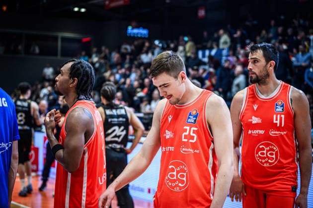 easycredit BBL Basketball Bundesliga 2025 2026 Catch-up match 23 Matchday 14 04 2026 Science City Jena vs Basketball Löwen Braunschweig Deep disappointment among the players of Jena, center Lorenz Bank with his head down Sparkassen Arena