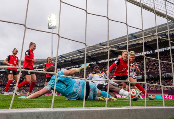 14 04 2026, World Cup Qualification Europe, Women 2026, Matchday 3, Germany Austria, at Max Morlock Stadium Nuremberg, Nicole Anyomi center, Germany scores 1 0 against goalkeeper Mariella El Sherif left, Austria