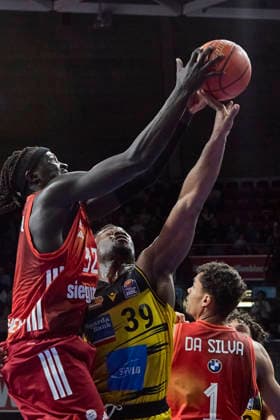 German Basketball Bundesliga BBL , FC Bayern Munich Basketball vs MHP RIESEN Ludwigsburg, Munich FC Bayern Basketball, Ludwigsburg MHP RIESEN, 2026 04 14 in Munich SAP Garden GABRIEL Wenyen FC Bayern Munich Basketball Center C Nr32 FCBB32 , DONGMO TEMOKA Maxwell MHP RIESEN Ludwigsburg Power Forward PF Nr39 LUD39 sportworld Munich SAP Garden Bayern Germany