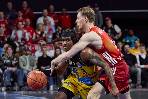 German Basketball Bundesliga BBL , FC Bayern Munich Basketball vs MHP RIESEN Ludwigsburg, Munich FC Bayern Basketball, Ludwigsburg MHP RIESEN, 2026 04 14 in Munich SAP Garden SMITH Stefan MHP RIESEN Ludwigsburg Point Guard PG Nr3 LUD3 , HOLLATZ Justus FC Bayern Munich Basketball Point Guard PG Nr21 FCBB21 sportworld Munich SAP Garden Bayern Germany