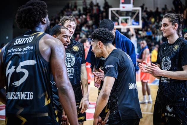 easycredit BBL Basketball Bundesliga 2025 2026 Catch-up match 23 Matchday 14 04 2026 Science City Jena vs Basketball Löwen Braunschweig The players of Braunschweig after the victory in Jena satisfied together Sparkassen Arena