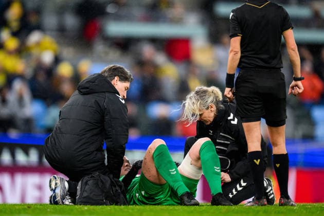 260414 goalkeeper Freja Thisgaard of Denmark receives medical attention during the FIFA Women s World Cup Qualifier football match between Sweden and Denmark on April 14, 2026 in Gothenburg Photo Mathias Bergeld BILDBYRAN code MB CS0928 fotboll football soccer fotball vm kval kval fifa womens world cup qualifier qualifier sverige sweden danmark denmark dam bbeng women kvinner skada  Copyright: MATHIASxBERGELD BB260414MB046