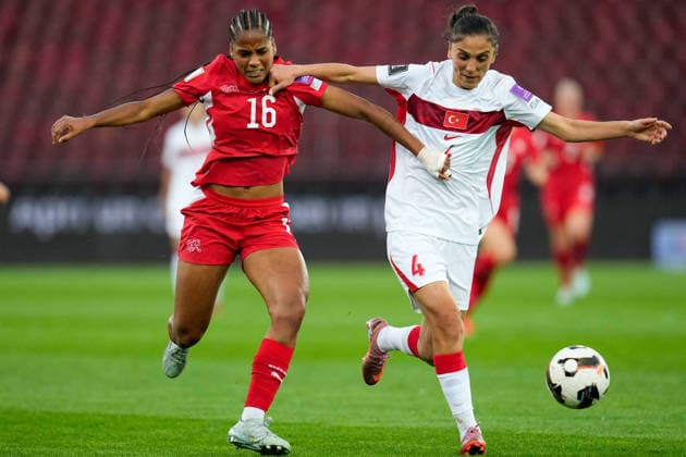 CALCIO - FIFA Mondiali - Women s Qualifiers - Switzerland vs Turkey Aurelie Csillag 16 (Switzerland) against Eda Karatas 4 (Turkiye) during Women s Qualifiers - Switzerland vs Turkey , FIFA World Cup, WM, Weltmeisterschaft, Fussball match in Zurich, Switzerland, April 14 2026 Zurich Switzerland  Copyright: xIPAxSport ABACAx