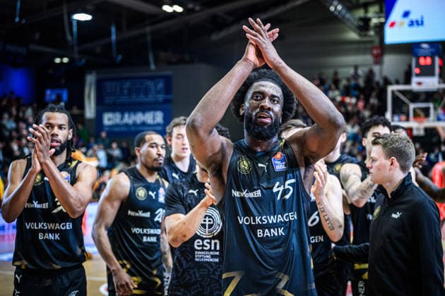 easycredit BBL Basketball Bundesliga 2025 2026 Nachholspiel 23. Spieltag 14.04.2026 Science City Jena vs Basketball Löwen Braunschweig Erleichterung bei den Spielern von Braunschweig nach dem Sieg in Jena. Mitte Oluwasimisola Shittu Sparkassen Arena *** easycredit BBL Basketball Bundesliga 2025 2026 Catch-up match 23 Matchday 14 04 2026 Science City Jena vs Basketball Löwen Braunschweig Relief among the Braunschweig players after the win in Jena Mitte Oluwasimisola Shittu Sparkassen Arena
