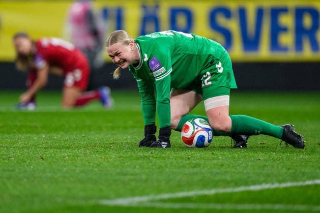 260414 goalkeeper Freja Thisgaard of Denmark in pain during the FIFA Women s World Cup Qualifier football match between Sweden and Denmark on April 14, 2026 in Gothenburg Photo Carl Sandin BILDBYRAN code CS CS0928 fotboll football soccer fotball vm kval kval fifa womens world cup qualifier qualifier sverige sweden danmark denmark dam bbeng women kvinner skada  Copyright: CARLxSANDIN BB260414CS042