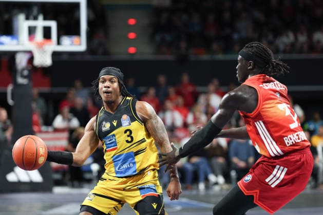 Stefan Smith (MHP Riesen Ludwigsburg, 03) mit Wenyen Gabriel (FC Bayern Basketball, 32), GER, FC Bayern Basketball vs. MHP Riesen Ludwigsburg, Basketball, easycredit Basketball Bundesliga, 13. Spieltag, Saison 2025 2026, 14.04.2026, GER, FC Bayern Basketball vs. MHP Riesen Ludwigsburg, Basketball, easycredit Basketball Bundesliga, 13. Spieltag, Saison 2025 2026, 14.04.2026 Muenchen *** Stefan Smith MHP Riesen Ludwigsburg, 03 with Wenyen Gabriel FC Bayern Basketball, 32 , GER, FC Bayern Basketball vs MHP Riesen Ludwigsburg, Basketball, easycredit Basketball Bundesliga, Matchday 13, Season 2025 2026, 14 04 2026, GER, FC Bayern Basketball vs MHP Riesen Ludwigsburg, Basketball, easycredit Basketball Bundesliga, Matchday 13, Season 2025 2026, 14 04 2026 Munich Copyright: xEibner-Pressefoto JennixMaulx EP_JML