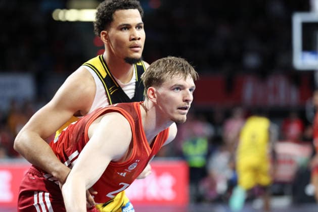 Justuz Hollatz FC Bayern Basketball, 21 with Brandon Tischler MHP Riesen Ludwigsburg, 24 , GER, FC Bayern Basketball vs MHP Riesen Ludwigsburg, Basketball, easycredit Basketball Bundesliga, Matchday 13, Season 2025 2026, 14 04 2026, GER, FC Bayern Basketball vs MHP Riesen Ludwigsburg, Basketball, easycredit Basketball Bundesliga, Matchday 13, Season 2025 2026, 14 04 2026 Munich Copyright: xEibner-Pressefoto JennixMaulx EP_JML