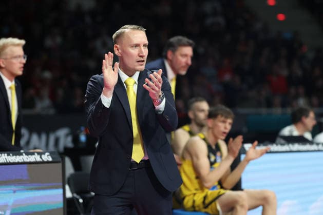 Mikko Riipinen MHP Riesen Ludwigsburg, Head Coach applauds, GER, FC Bayern Basketball vs MHP Riesen Ludwigsburg, Basketball, easycredit Basketball Bundesliga, Matchday 13, Season 2025 2026, 14 04 2026, GER, FC Bayern Basketball vs MHP Riesen Ludwigsburg, Basketball, easycredit Basketball Bundesliga, Matchday 13, Season 2025 2026, 14 04 2026 Muenchen Copyright: xEibner-Pressefoto JennixMaulx EP_JML