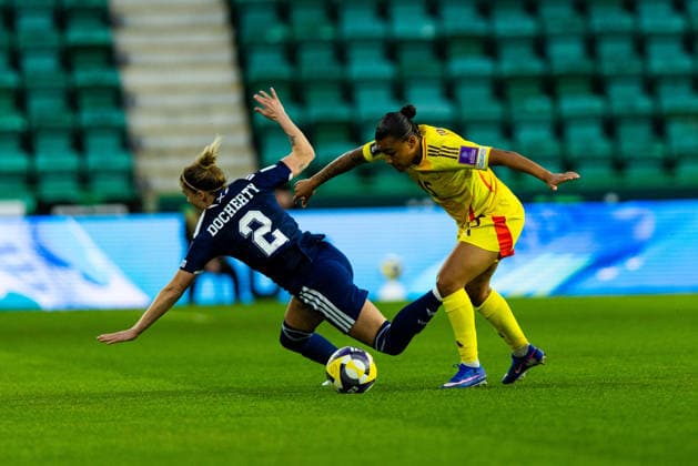 Scotland Women v Belgium Women, Women s World Cup Qualifier Mariam Toloba (15 - Belgium) gets past Nicola Docherty (2 - Scotland) during the Women s World Cup Qualifier match between Scotland Women and Belgium Women at Easter Road, Edinburgh, UK on 14 April 2026. Editorial use only , Copyright: xRaymondxDaviesx PSI-24059-0018