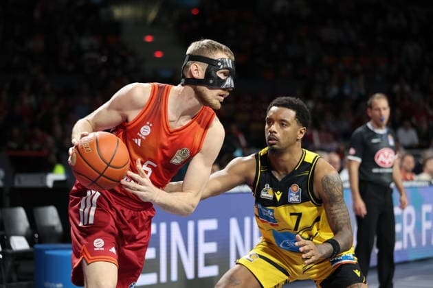 Niels Giffey FC Bayern Basketball, 05 with Elijah Hughes MHP Riesen Ludwigsburg, 07 , GER, FC Bayern Basketball vs MHP Riesen Ludwigsburg, Basketball, easycredit Basketball Bundesliga, 13 Matchday, Season 2025 2026, 14 04 2026, GER, FC Bayern Basketball vs MHP Riesen Ludwigsburg, Basketball, easycredit Basketball Bundesliga, 13 Matchday, Season 2025 2026, 14 04 2026 Munich Copyright: xEibner-Pressefoto JennixMaulx EP_JML