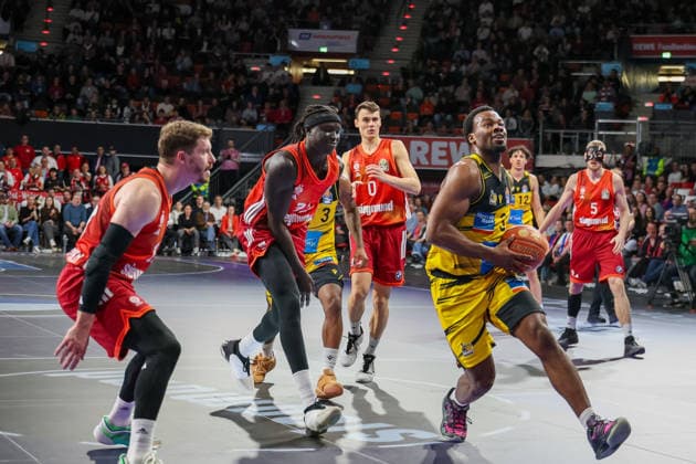 Maxwell Dongmo Temoka MHP Riesen Ludwigsburg, 39 with ball with David McCormack FC Bayern Basketball, 33 and Andreas Obst FC Bayern Basketball, 13 , GER, FC Bayern Basketball vs MHP Riesen Ludwigsburg, Basketball, easycredit Basketball Bundesliga, 13 Matchday, Season 2025 2026, 14 04 2026, GER, FC Bayern Basketball vs MHP Riesen Ludwigsburg, Basketball, easycredit Basketball Bundesliga, 13 Matchday, Season 2025 2026, 14 04 2026 Munich Copyright: xEibner-Pressefoto JennixMaulx EP_JML