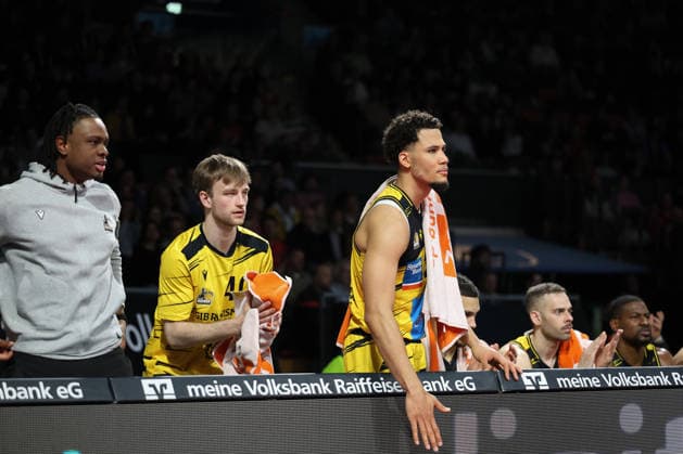 The MHP Riesen Ludwigsburg players on the bench cheer, GER, FC Bayern Basketball vs MHP Riesen Ludwigsburg, Basketball, easycredit Basketball Bundesliga, Matchday 13, Season 2025 2026, 14 04 2026, GER, FC Bayern Basketball vs MHP Riesen Ludwigsburg, Basketball, easycredit Basketball Bundesliga, Matchday 13, Season 2025 2026, 14 04 2026 Muenchen Copyright: xEibner-Pressefoto JennixMaulx EP_JML