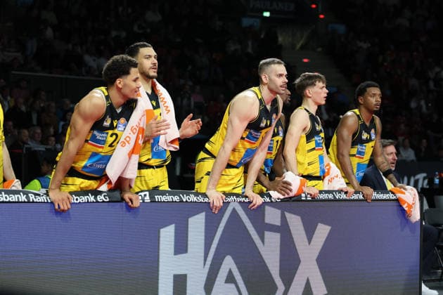 The MHP Riesen Ludwigsburg players on the bench cheer, GER, FC Bayern Basketball vs MHP Riesen Ludwigsburg, Basketball, easycredit Basketball Bundesliga, Matchday 13, Season 2025 2026, 14 04 2026, GER, FC Bayern Basketball vs MHP Riesen Ludwigsburg, Basketball, easycredit Basketball Bundesliga, Matchday 13, Season 2025 2026, 14 04 2026 Muenchen Copyright: xEibner-Pressefoto JennixMaulx EP_JML
