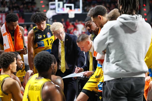 Meeting of MHP Riesen Ludwigsburg with Mikko Riipinen MHP Riesen Ludwigsburg, Head Coach during the break, GER, FC Bayern Basketball vs MHP Riesen Ludwigsburg, Basketball, easycredit Basketball Bundesliga, Matchday 13, Season 2025 2026, 14 04 2026, GER, FC Bayern Basketball vs MHP Riesen Ludwigsburg, Basketball, easycredit Basketball Bundesliga, Matchday 13, Season 2025 2026, 14 04 2026 Muenchen Copyright: xEibner-Pressefoto JennixMaulx EP_JML
