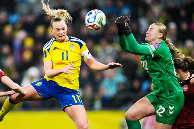 GÖTEBORG, SWEDEN 20260414 Swedens Stina Blackstenius and Denmarks goalkeeper Freja R Thisgaard during Tuesdays World Cup qualifying soccer match between Sweden and Denmark at Gamla Ullevi in Gothenburg GÖTEBORG SWEDEN x9200x  Copyright: xBjörnxLarssonxRosvall TTx VM-KVAL SVERIGE-DANMARK
