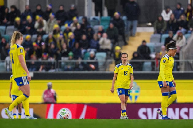 260414 Julia Zigiotti Olme and Felicia Schröder of Sweden look dejected after 1 2 during the FIFA Women s World Cup Qualifier football match between Sweden and Denmark on April 14, 2026 in Gothenburg Photo Mathias Bergeld BILDBYRAN kod MB CS0928 fotboll football soccer fotball vm kval kval fifa womens world cup qualifier qualifier sverige sweden danmark denmark dam bbeng women kvinner depp  Copyright: MATHIASxBERGELD BB260414MB054