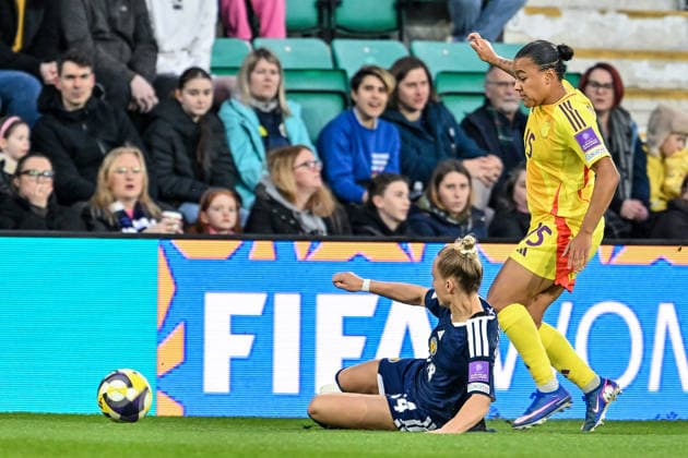 SOCCER WOMEN UEFA QUALIFIERS B4 MD3 SCOTLAND VS BELGIUM Mariam Abdulai Toloba (15) of Belgium and Rachel McLauchlan (14) of Scotland pictured during a women football game between the national teams of Scotland and Belgium , called the Red Flames , on the third match day in League B Group B4 in the league stage of the 2026-27 UEFA Women s European Qualifiers competition , on Tuesday 14 April 2026 in Edinburgh , Scotland . PHOTO SPORTPIX Stijn Audooren Edinburgh Easter Road Stadium Scotland  Copyright: xSportpix.bex xStijnxAudoorenxStijnxAudoorenx