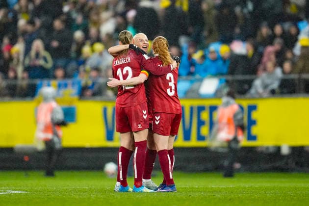 GÖTEBORG, SWEDEN 20260414 Denmarks Stine Sandbech, Sofie Svava and Stine Ballisager celebrate after Tuesdays World Cup qualifying soccer match between Sweden and Denmark at Gamla Ullevi in Gothenburg GÖTEBORG SWEDEN x9200x  Copyright: xBjörnxLarssonxRosvall TTx VM-KVAL SVERIGE-DANMARK
