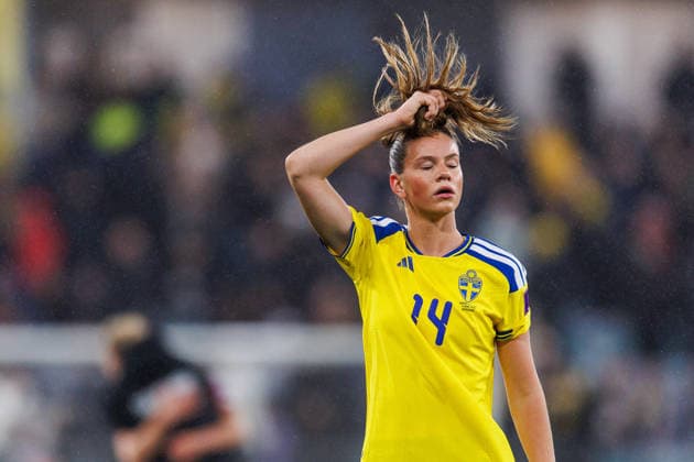 260414 Bella Andersson of Sweden looks dejected after the FIFA Women s World Cup Qualifier football match between Sweden and Denmark on April 14, 2026 in Gothenburg Photo Michael Erichsen BILDBYRAN COP 89 CS0928 fotboll football soccer fotball vm kval kval fifa womens world cup qualifier qualifier sverige sweden danmark denmark dam bbeng women kvinner depp  Copyright: MICHAELxERICHSEN BB260414MI061