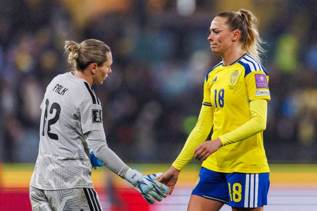 260414 goalkeeper Jennifer Falk and Fridolina Rolfö of Sweden look dejected after the FIFA Women s World Cup Qualifier football match between Sweden and Denmark on April 14, 2026 in Gothenburg Photo Michael Erichsen BILDBYRAN COP 89 CS0928 fotboll football soccer fotball vm kval kval fifa womens world cup qualifier qualifier sverige sweden danmark denmark dam bbeng women kvinner depp  Copyright: MICHAELxERICHSEN BB260414MI065