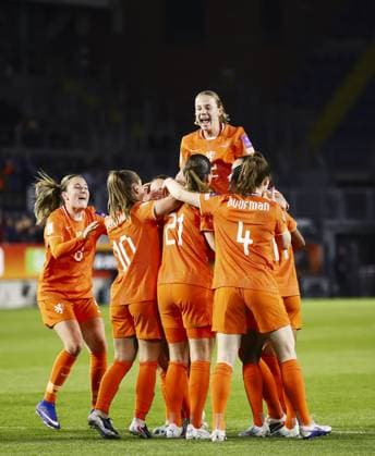 BREDA - Dutch players celebrate Renee van Asten s 1-0 during the World Cup qualifying match between the Netherlands (women) and France (women) at Rat Verlegh Stadium in Breda, Netherlands. SEM VAN DER WAL ANP FIFA Women s World Cup 2027 Qualifier 2025-2026 xVIxANPxSportx xxANPxIVx 555799866 originalFilename: 555799866.jpg