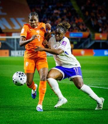 BREDA , 14-04-2026 , Rat Verlegh Stadion , Season 2025 2026 , Dutch UEFA worldcup qualification football , match between The Netherlands and France (women) , picture shows Netherlands player Lineth Beerensteyn France player Baltimore Netherlands - France (women)  x203044855x Copyright: