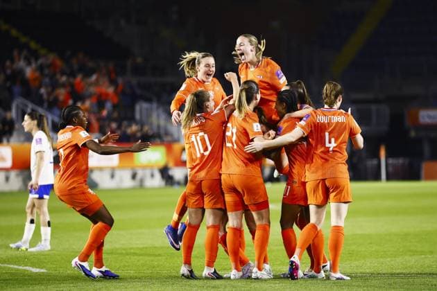 BREDA - Dutch players celebrate Renee van Asten s 1-0 during the World Cup qualifying match between the Netherlands (women) and France (women) at Rat Verlegh Stadium in Breda, Netherlands. SEM VAN DER WAL ANP FIFA Women s World Cup 2027 Qualifier 2025-2026 xVIxANPxSportx xxANPxIVx 555799912 originalFilename: 555799912.jpg