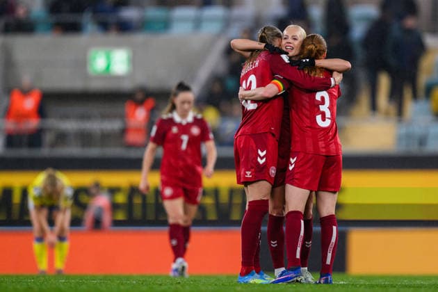 260414 Stine Sandbech, Sofie Svava and Stine Ballisager Pedersen of Denmark celebrate after the FIFA Women s World Cup Qualifier football match between Sweden and Denmark on April 14, 2026 in Gothenburg Photo Mathias Bergeld BILDBYRAN kod MB CS0928 fotboll football soccer fotball vm kval kval fifa womens world cup qualifier qualifier sverige sweden danmark denmark dam bbeng women kvinner jubel  Copyright: MATHIASxBERGELD BB260414MB060
