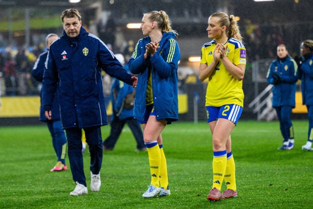 260414 Head coach Tony Gustavsson, Stina Blackstenius and Smilla Holmberg of Sweden after the FIFA Women s World Cup Qualifier football match between Sweden and Denmark on April 14, 2026 in Gothenburg Photo Carl Sandin BILDBYRAN code CS CS0928 fotboll football soccer fotball vm kval kval fifa womens world cup qualifier qualifier sverige sweden danmark denmark dam bbeng women kvinner depp  Copyright: CARLxSANDIN BB260414CS054