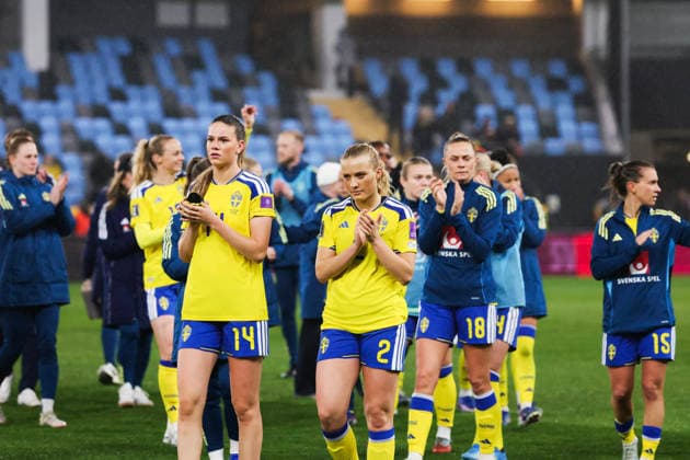 GOTHENBURG, SWEDEN 20260414 Sweden s Bella Andersson, Smilla Holmberg, Fridolina Rolfö and Julia Zigiotti Olme thank the audience along with the rest of the team after the loss, 1 2, in Tuesday s World Cup qualifying soccer match between Sweden and Denmark at Gamla Ullevi in Gothenburg GÖTEBORG SWEDEN x9200x  Copyright: xAdamxIhse TTx WORLD CUP QUALIFYING SWEDEN-DENMARK