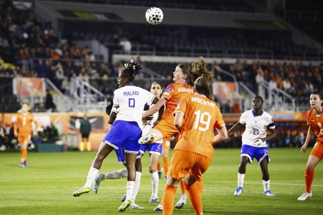 BREDA - (lr) Melvine Malard of France, Renee van Asten of the Netherlands during the World Cup qualifying match between the Netherlands (women) and France (women) at Rat Verlegh Stadium in Breda, Netherlands. SEM VAN DER WAL ANP FIFA Women s World Cup 2027 Qualifier 2025-2026 xVIxANPxSportx xxANPxIVx 555800273 originalFilename: 555800273.jpg