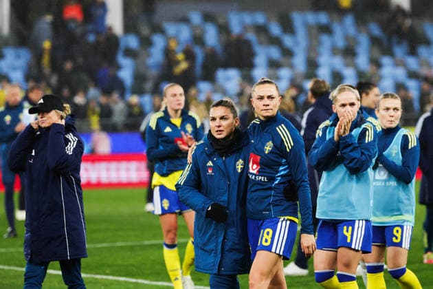 GOTHENBURG, SWEDEN 20260414 Sweden s Johanna Rytting Kaneryd, Fridolina Rolfö, Hanna Lundkvist and Beata Olsson thank the crowd after the loss, 1 2, in Tuesday s World Cup qualifying football match between Sweden and Denmark at Gamla Ullevi in Gothenburg GÖTEBORG SWEDEN x9200x  Copyright: xAdamxIhse TTx WORLD CUP QUALIFYING SWEDEN-DENMARK