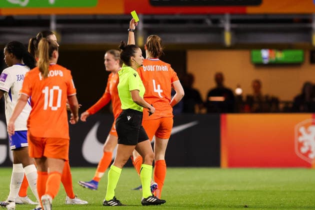 2026-04-14 Netherlands v France - UEFA Women s European Qualifiers - League Phase - Matchday 3 BREDA, NETHERLANDS - APRIL 14: Referee Marta Huerta De Aza shows the yellow card to Veerle Buurman of Netherlands during the UEFA Women s European Qualifiers - League Phase - Matchday 3 match between Netherlands and France at Rat Verlegh Stadion on April 14, 2026 in Breda, Netherlands. Breda Rat Verlegh Stadion Netherlands Content not available for redistribution in The Netherlands directly or indirectly through any third parties. Copyright: xHansxvanxderxValkx