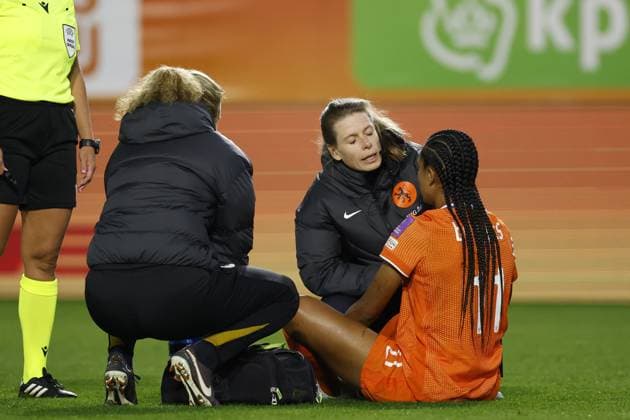 BREDA - Injury to Esmee Brugts of the Netherlands during the World Cup qualifying match between the Netherlands (women) and France (women) at the Rat Verlegh Stadium on April 14, 2026 in Breda, the Netherlands. MAURICE VAN STEEN ANP FIFA Women s World Cup 2027 Qualifier 2025-2026 xVIxANPxSportx xMauricexvanxSteenxIVx 555800742 originalFilename: 555800742.jpg
