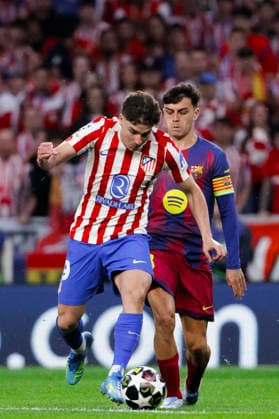 UEFA champions league - Atletico de Madrid vs FC Barcelona, Barca MADRID,SPAIN - 14 April:Julian Alvarez of Atletico de Madrid and Pedro Gonzalez of FC Barcelona in action during the UEFA Champions League 2025 26 Quarter-Final second Leg match between Atletico de Madrid and FC Barcelona at Riyadh Air Metropolitano Stadium. (Photo by Guille Martinez f22photo) Madrid Riyadh Air Metropolitano Stadium Spain Copyright: xGuillermoxMartinezx