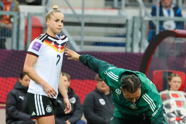 Nuremberg, Germany 14 April 2026 World Cup qualifier Germany vs. Austria In the picture from left Giulia Gwinn Germany injured on the pitch and receives medical treatment Copyright: HMBxMedia MadeleinexFantini