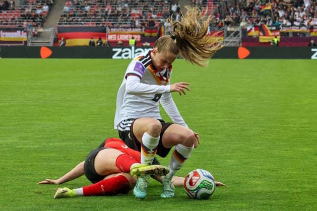 Nuremberg, Germany 14 April 2026 World Cup qualifier Germany vs. Austria In the picture from left in the duel Sarah Gutmann Austria and Vivien Endemann Germany Copyright: HMBxMedia MadeleinexFantini