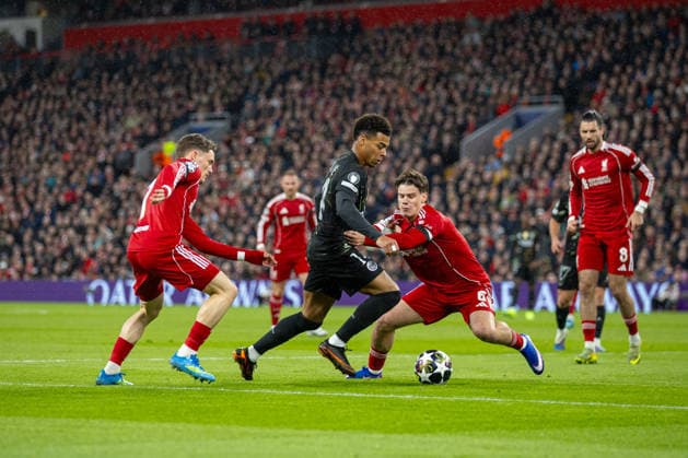 Football - UEFA Champions League - Quarter-Final - 2nd Leg - Liverpool FC v Paris Saint-Germain FC LIVERPOOL, ENGLAND - Tuesday, April 14, 2026: Liverpool s Florian Wirtz (L) and Milos Kerkez (R) challenge Paris Saint-Germain s Desire DouÃ during the UEFA Champions League Quarter-Final 2nd Leg match between Liverpool FC and Paris Saint-Germain FC at Anfield. (Photo by David Rawcliffe Propaganda) LIVERPOOL Anfield MERSEYSIDE ENGLAND  Copyright: xDavidxRawcliffex P2026-04-14-Liverpool_PSG-49